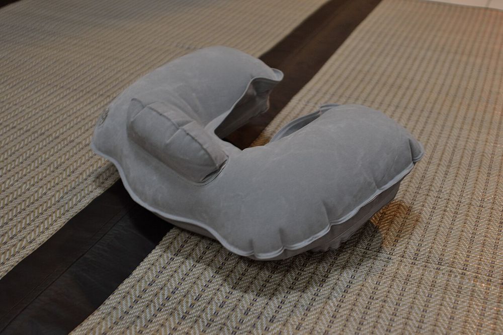 Inflatable travel neck pillow